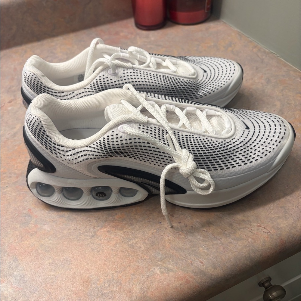 Women’s 8.5 Nike Air Max Dn